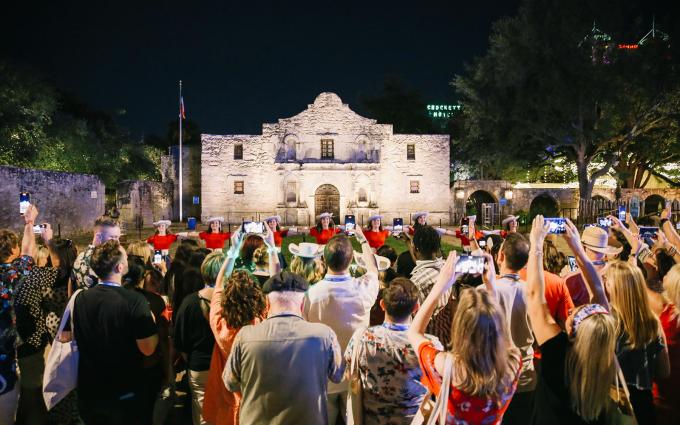 IPWD23 DH Crowds in Front of the Alamo